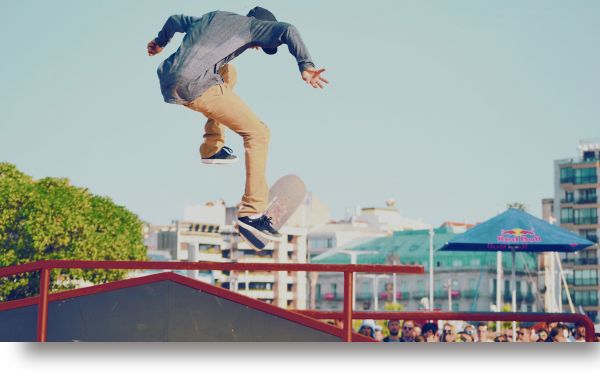 Un skater fait une figure